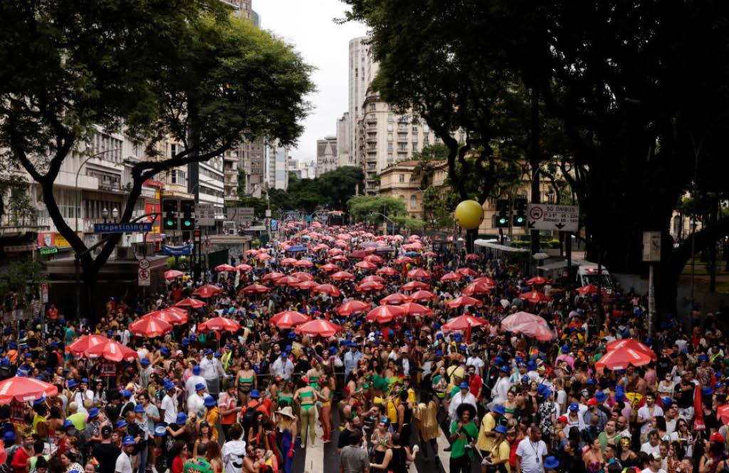 oliões no bloco de rua 'Explode Coração' durante o Carnaval em São Paulo