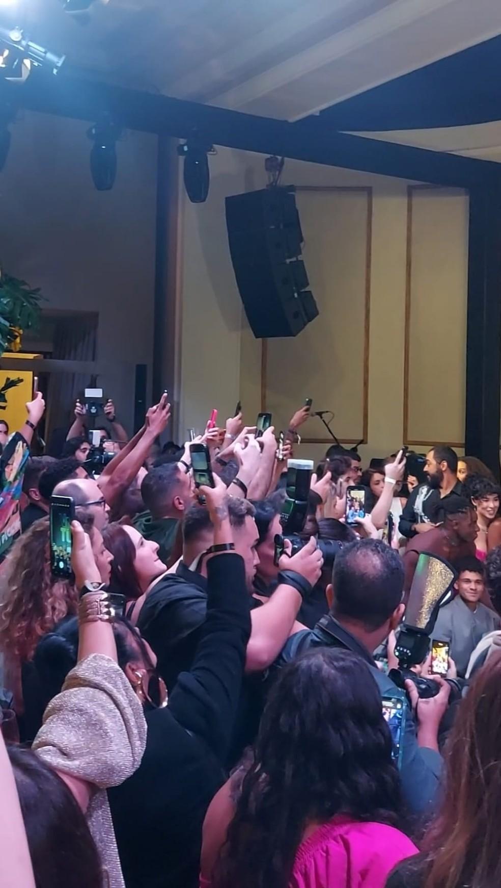 A imprensa trabalhando na festa de Vale tudo — Foto: Leonardo Ribeiro/Agência O Globo.