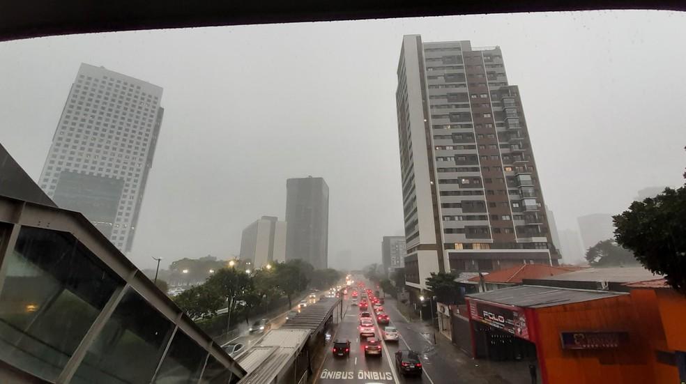 Chuva na Avenida Eusébio Mafoso, em Pinheiros, neste domingo (23).