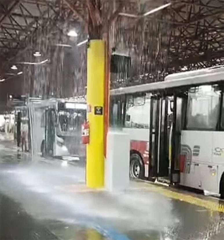 Cenário do Terminal Campo Limpo durante tempestades