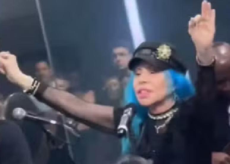 Baby do Brasil ao participar de um culto evangélico