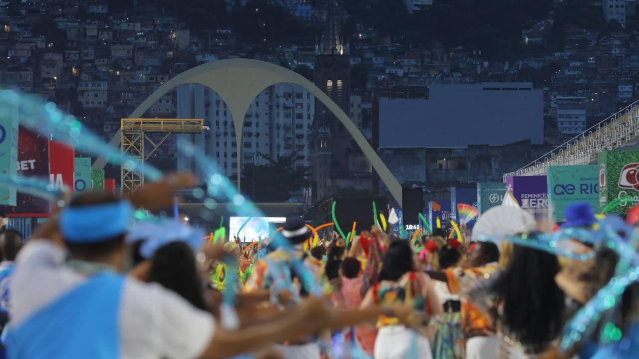 Ensaio técnico na Sapucaí: Rio dá início à maratona de carnaval.
