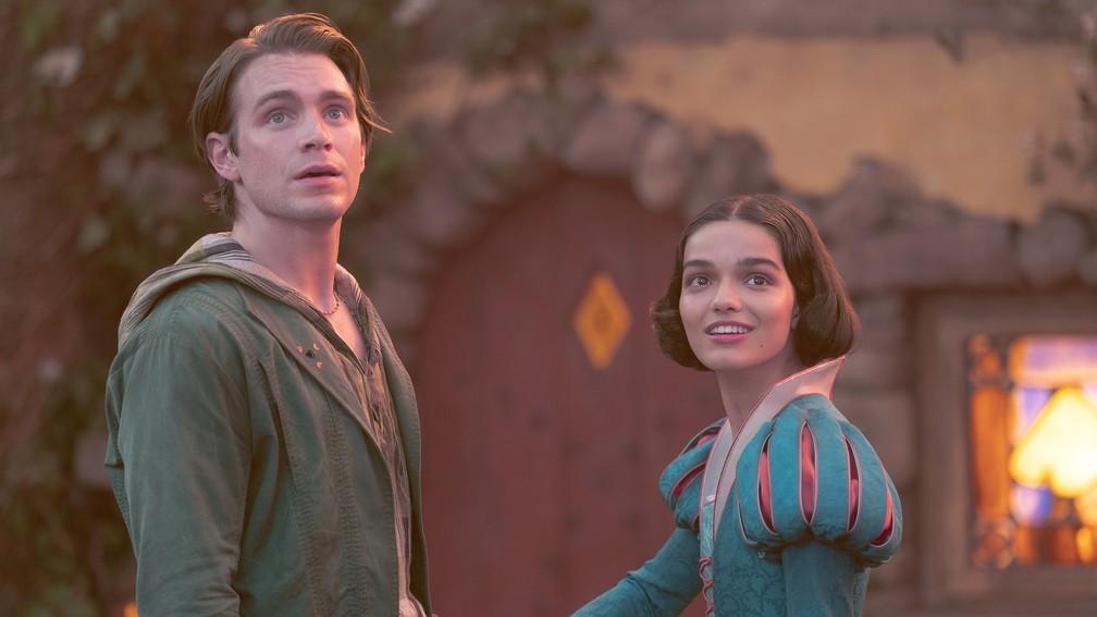 Andrew Burnap e Rachel Zegler numa cena de 'Branca de Neve'
