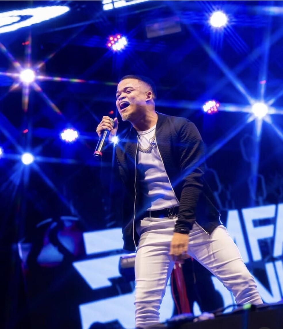 Cantor petrolinense Rafa Diniz