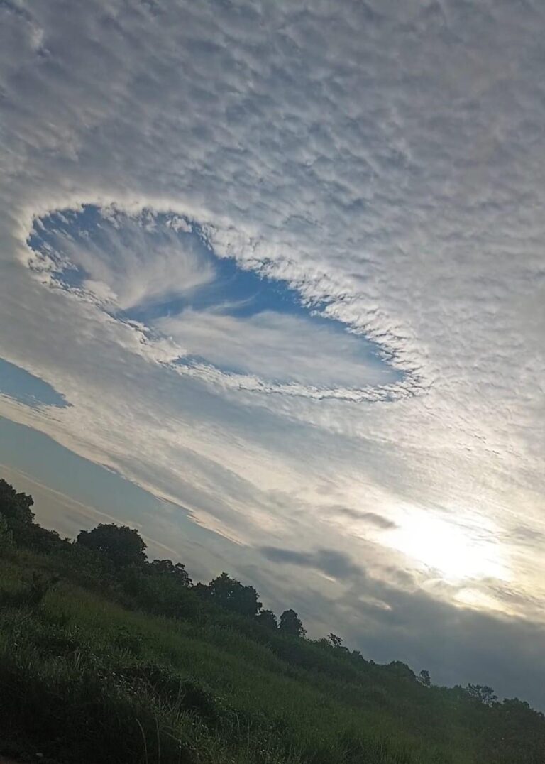 Buraco no céu gera curiosidade e temor em moradores de Peruíbe, SP