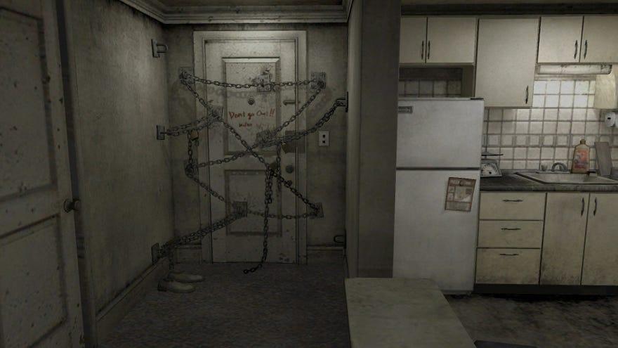 Interior de um apartamento sujo em Silent Hill 4, com a porta da frente coberta por cadeados e correntes.
