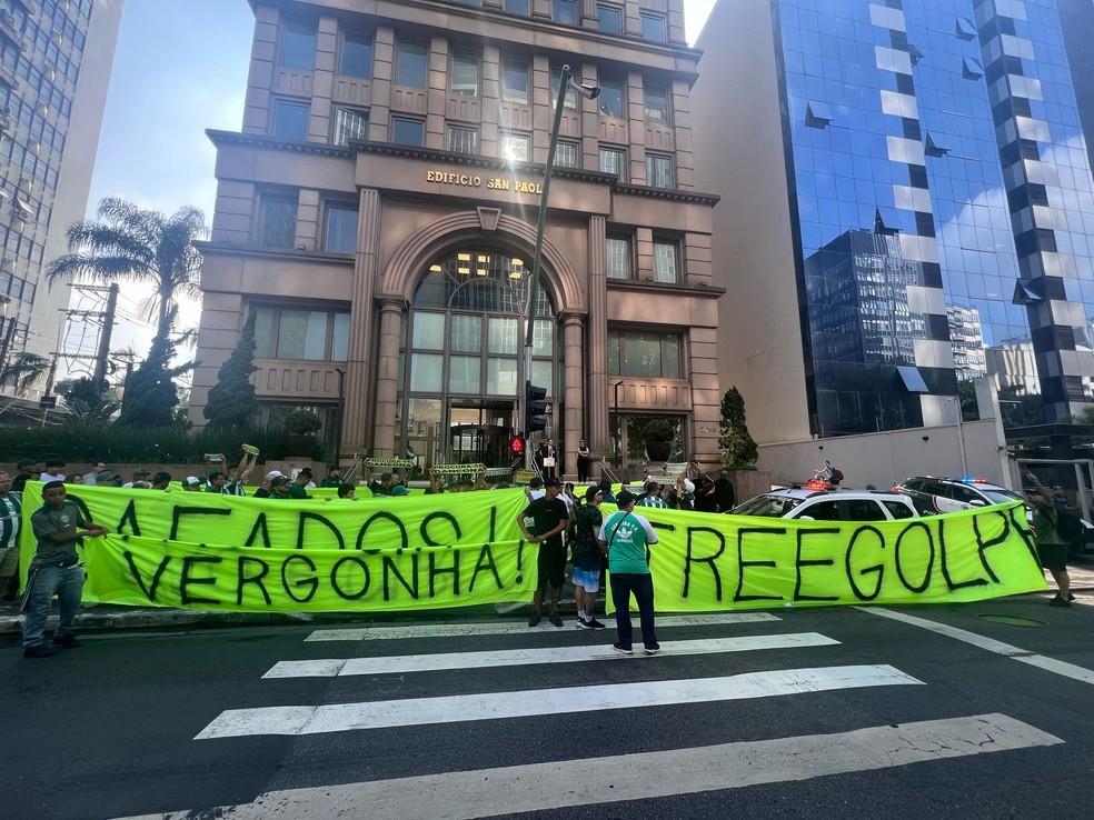 Torcida do Coritiba protesta em frente à sede da Treecorp, em São Paulo