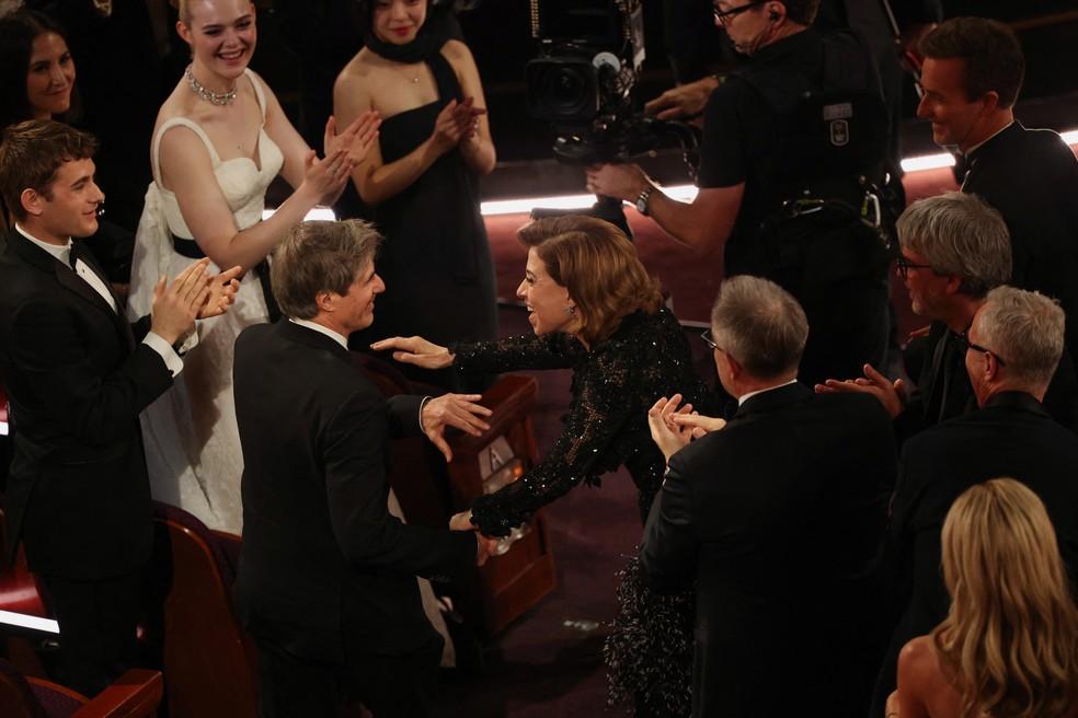 Walter Salles e Fernanda Torres se cumprimentam após anúncio de 'Ainda estou aqui' como melhor filme internacional do Oscar 2025