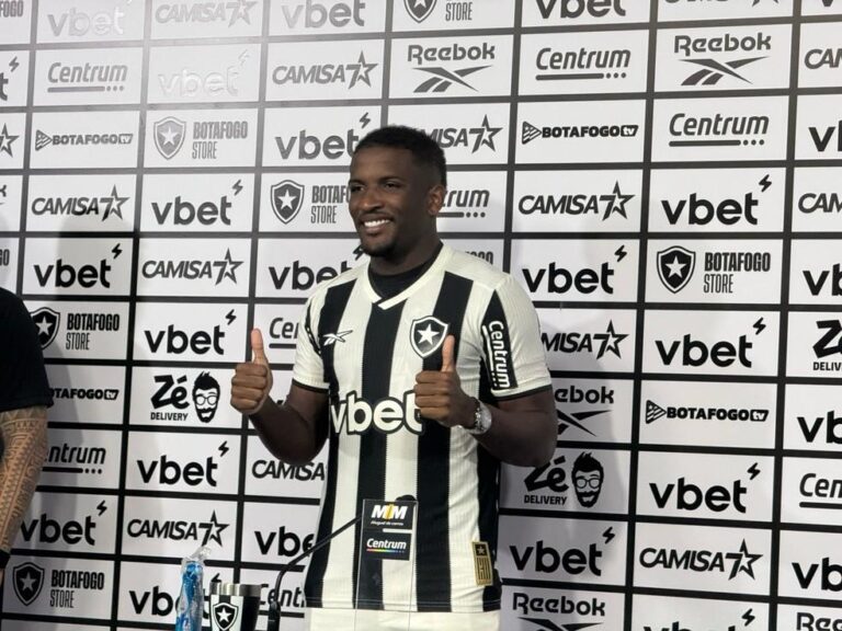 Botafogo apresenta Elias Manoel como novo reforço: “Oportunidade da carreira”