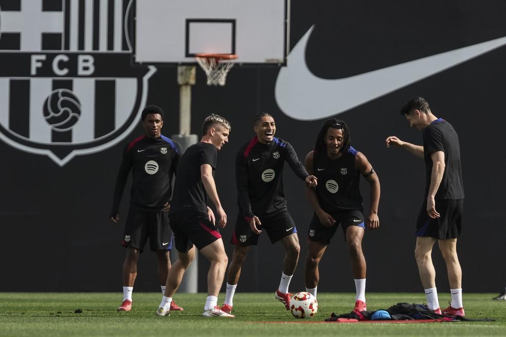 Raphinha deve estar de volta ao time titular do Barcelona neste domingo, contra o Girona.