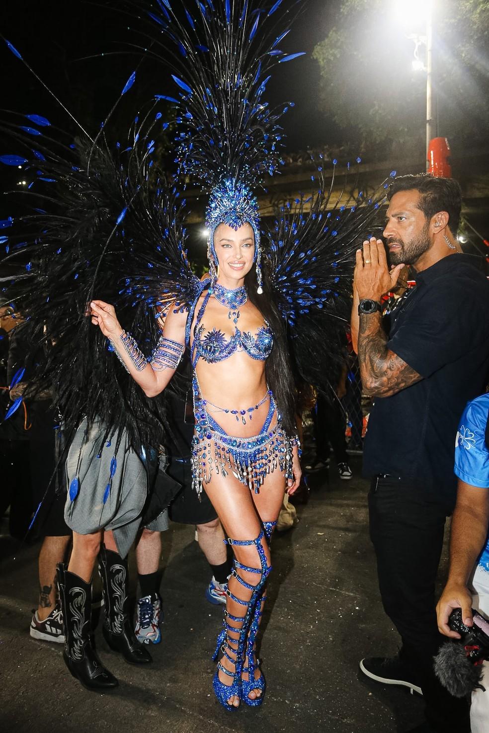 Irina Shayk desfila pela Beija-Flor