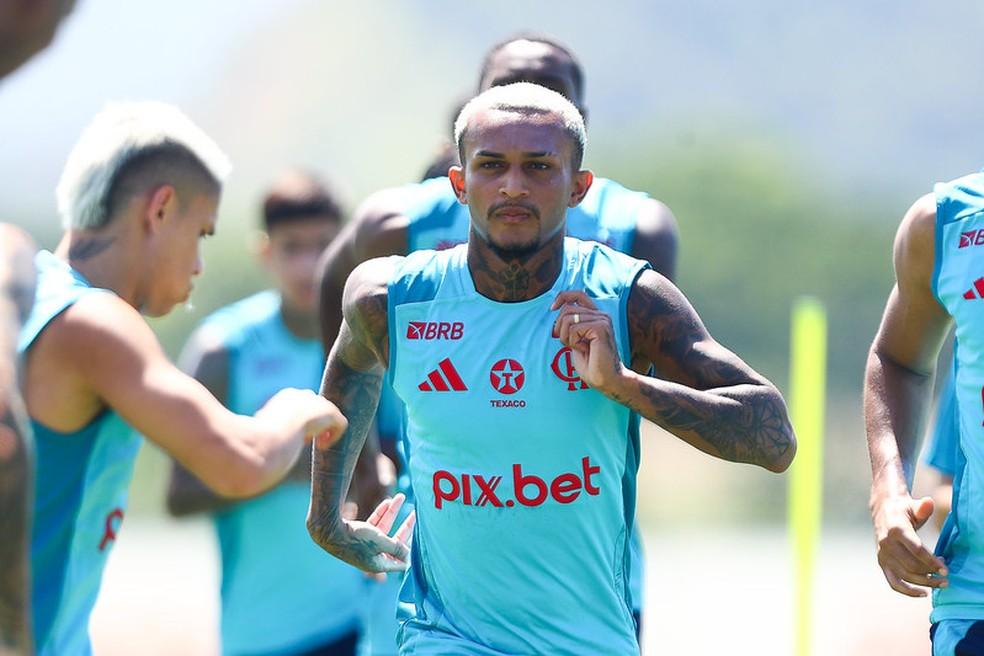 Wesley no treino do Flamengo.