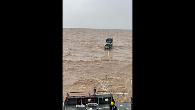 Tripulantes de barco à deriva são resgatados pela Marinha na costa do Amapá