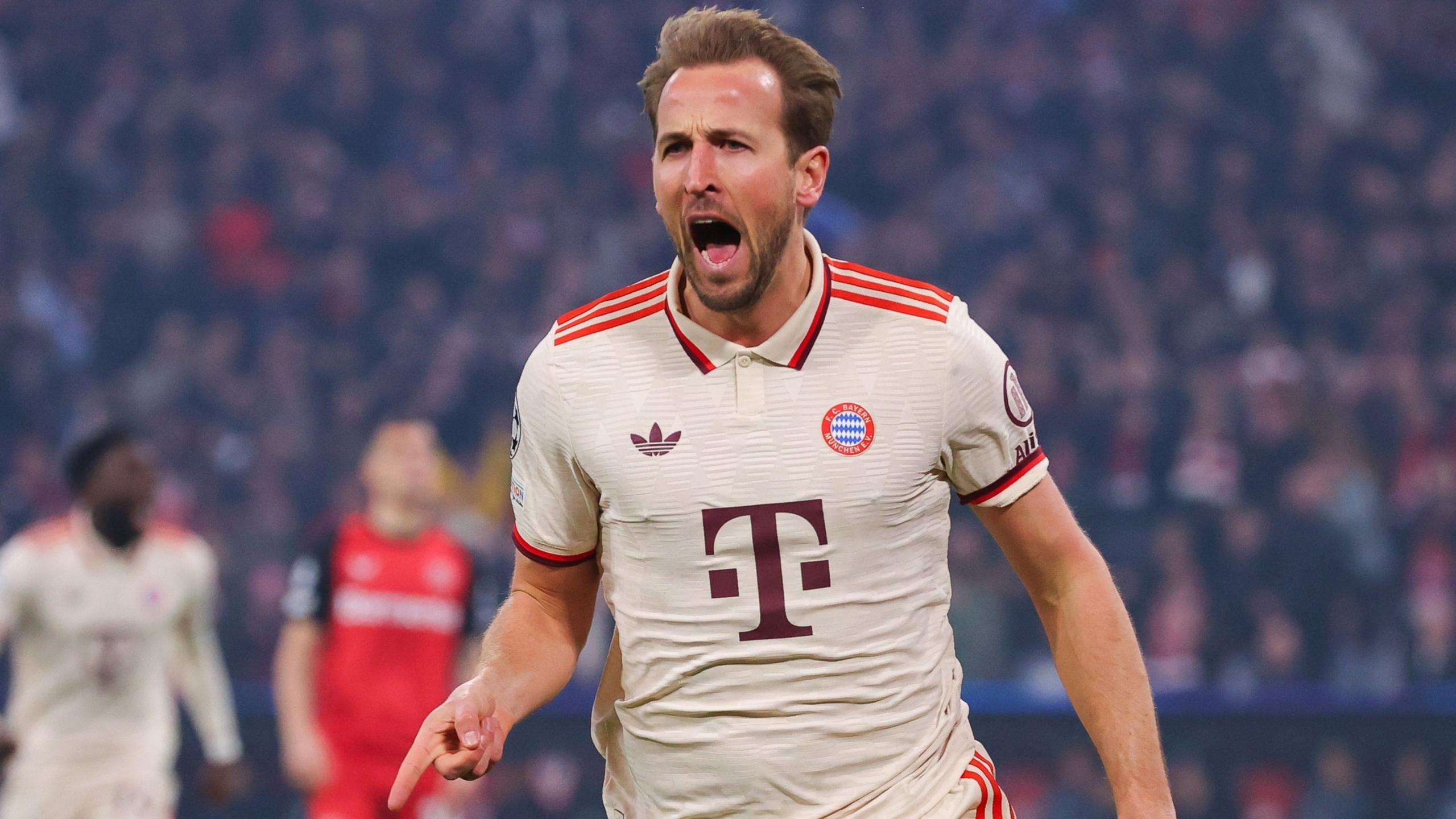 Harry Kane do Bayern Munich comemora após marcar na partida de ida das oitavas de final da Champions League contra o Bayer Leverkusen.