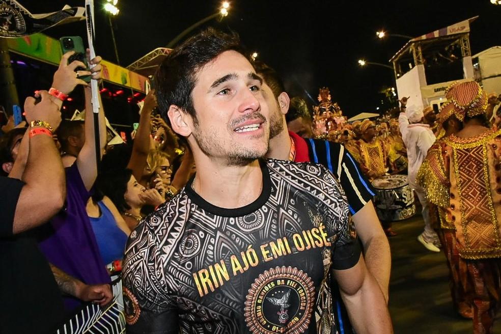 Nicolas Prattes se emociona ao ver Sabrina Sato desfilar