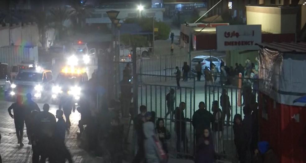 Palestinos esperam em hospital após ataque israelense, em 18 de março de 2025