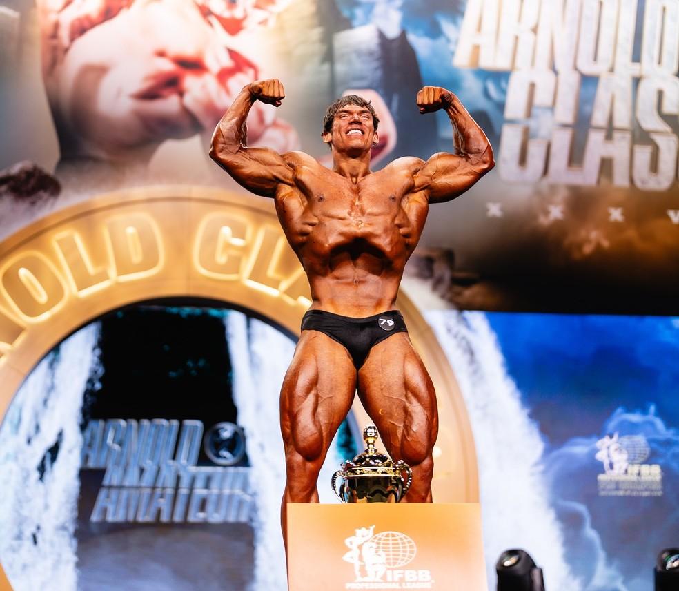 Sam Sulek faz pose após conquistar o título do Arnold Classic e receber o pro card