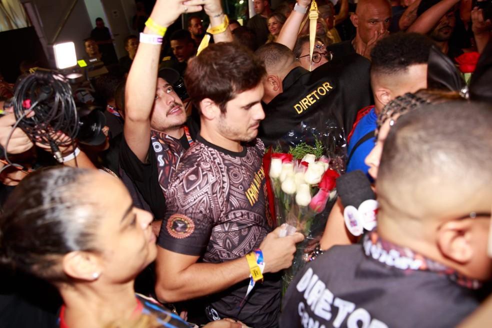 Nicolas Prattes se emociona antes de Sabrina entrar na avenida