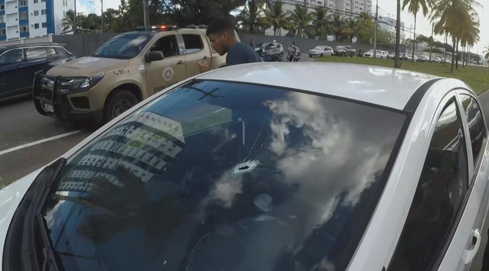 Carro de homem foi atingido durante a troca de tiros