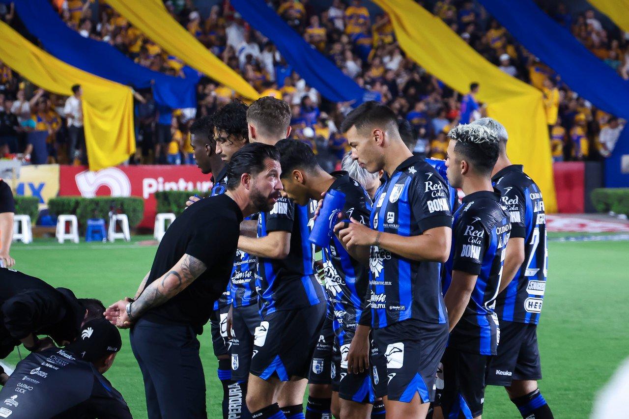 Pré-jogo entre Querétaro e Mazatlán, destacando a rivalidade das equipes na Liga MX