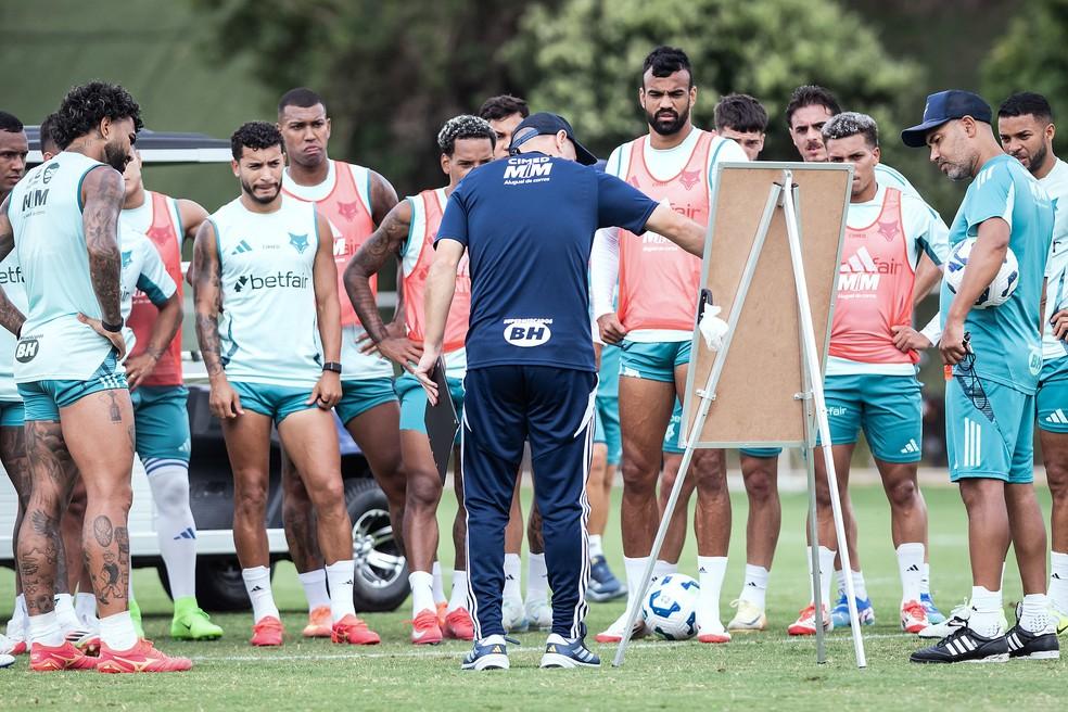 Jogadores do Cruzeiro com Leonardo Jardim