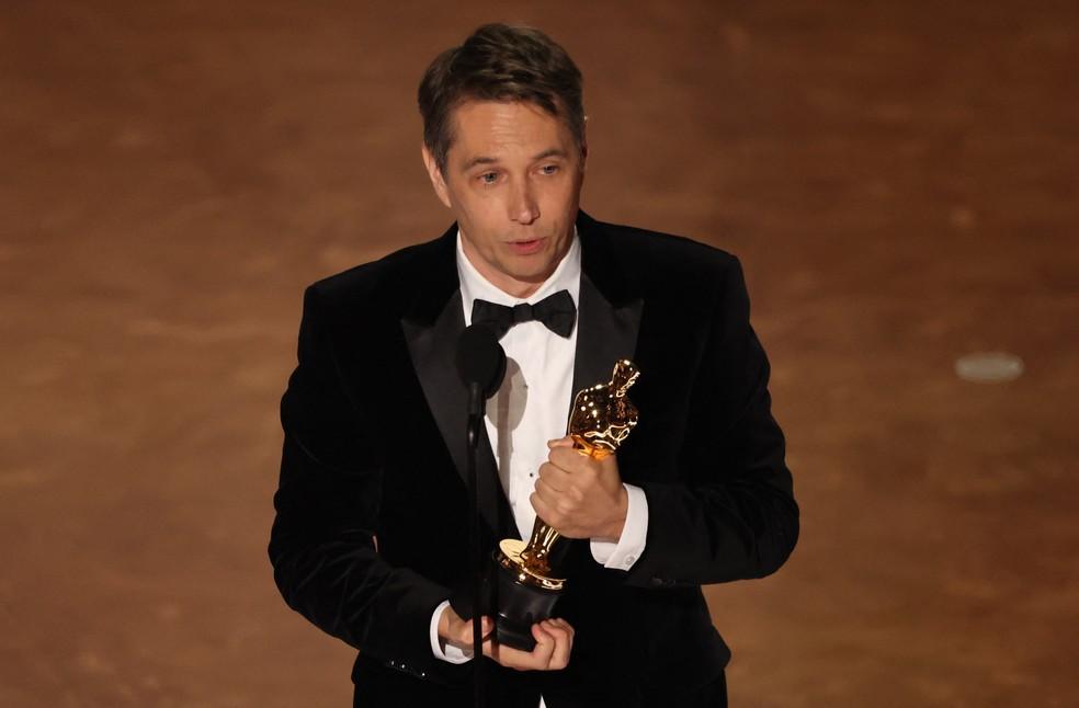 Sean Baker recebe Oscar de melhor roteiro original por 'Anora'