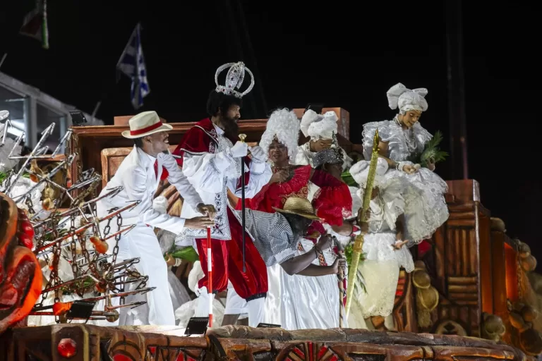 Pavão e tradição: Salgueiro brilha na disputa do Estandarte de Ouro 2025