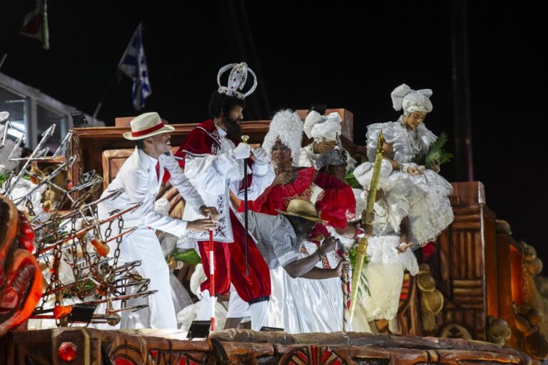 Pavão e tradição: Salgueiro brilha na disputa do Estandarte de Ouro 2025