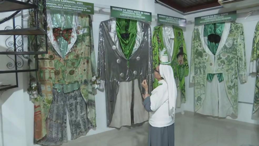 irmã Aleluia, admiradora do Homem da Meia Noite, conhece sede do calunga gigante