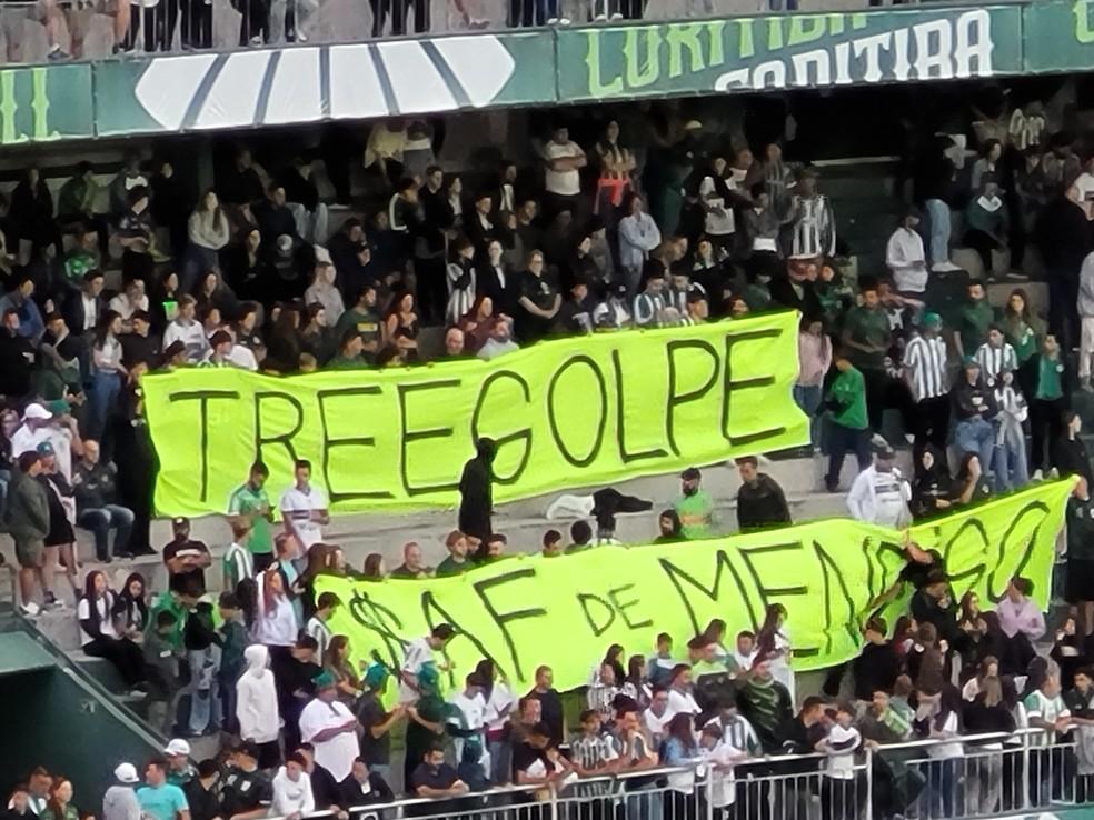 Torcida do Coritiba protesta contra a SAF