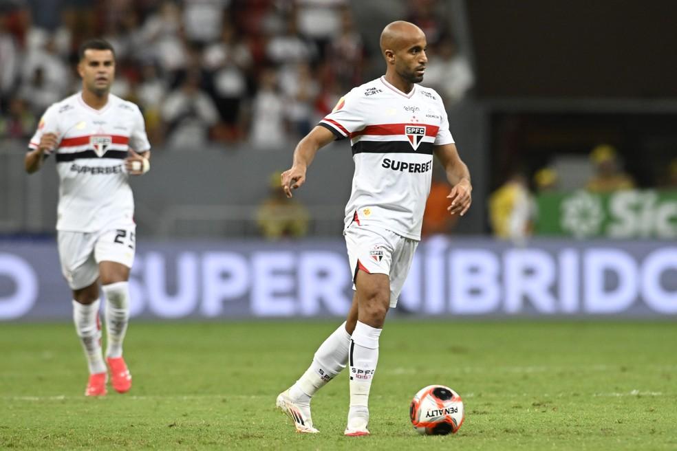 Lucas Moura foi eleito o meia bom e barato mas está fora da estreia tricolor