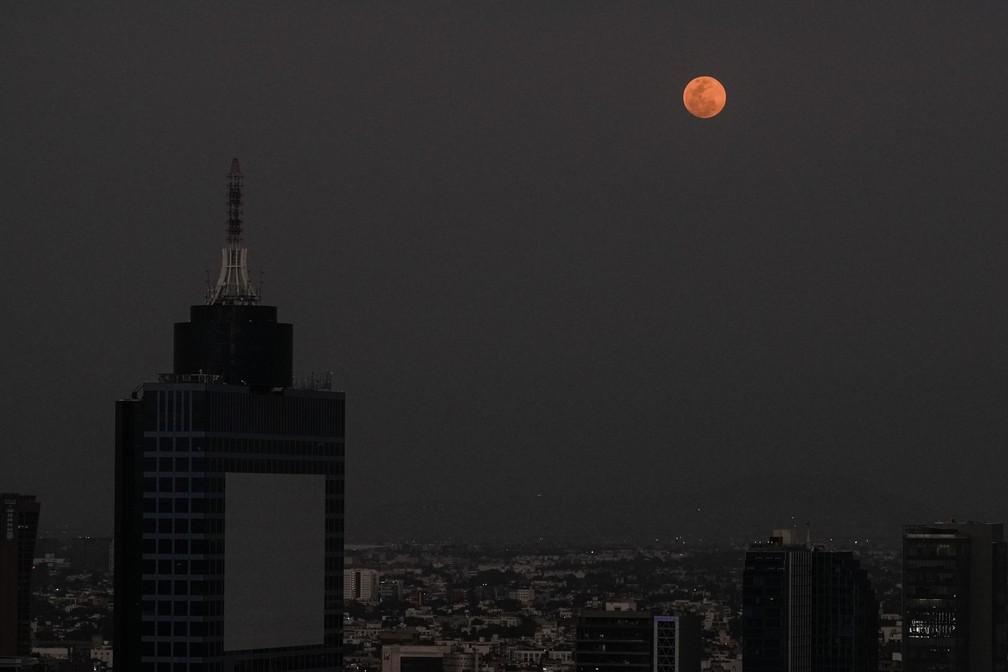A lua brilha sobre a Cidade do México durante eclipse lunar total