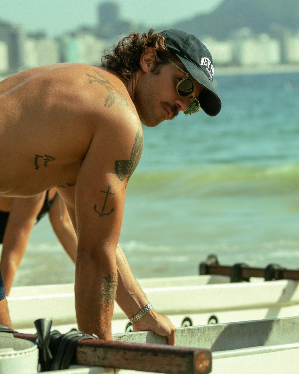 Chay Suede praticando remo no mar