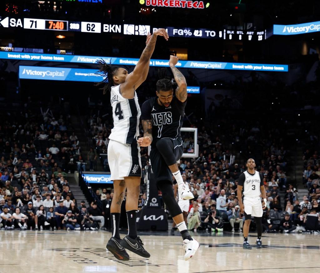 Devin Vassell fazendo uma cesta sobre D'Angelo Russell