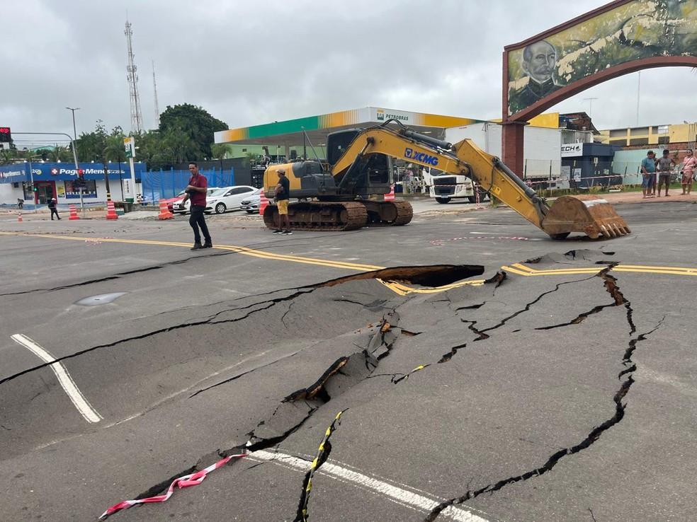 Parte da Avenida Getúlio Vargas, em Cruzeiro do Sul, cedeu após fortes chuvas — Foto: Carla Carvalho/Rede Amazônica Acre