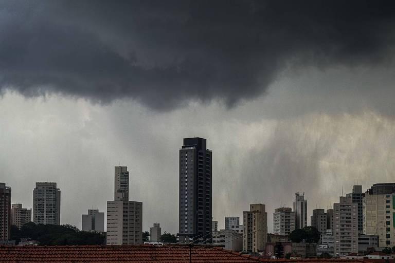 Céu escuro e nublado sobre São Paulo