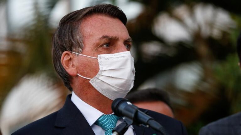 Bolsonaro critica arquivamento de investigação sobre vacinação e reafirma sua inocência