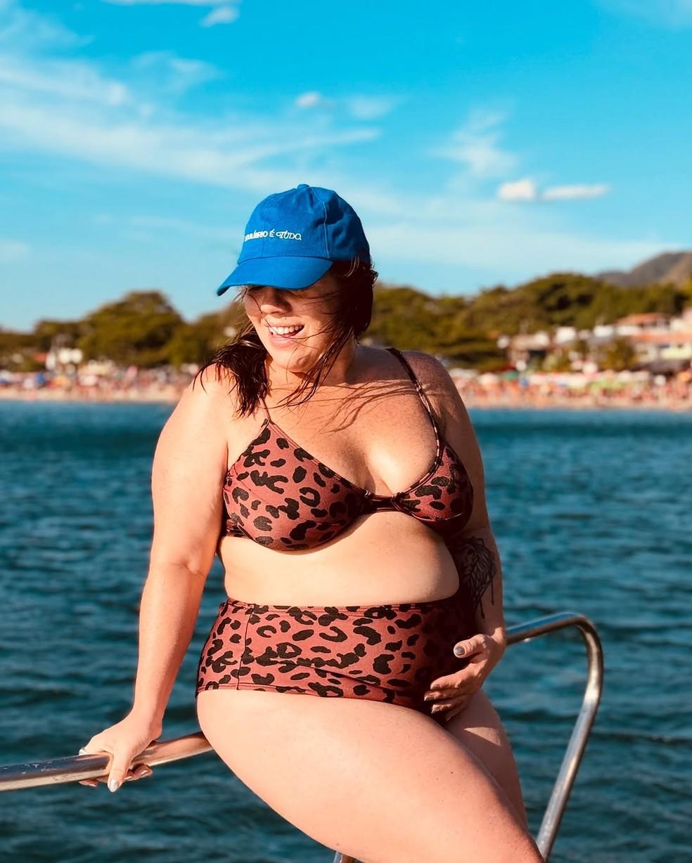 Tati Machado na praia, exibindo sua barriguinha de grávida