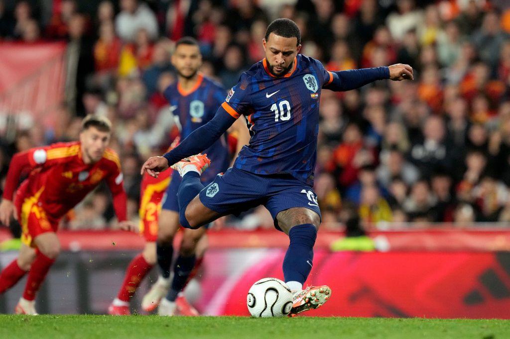 Memphis Depay bate o pênalti da Holanda contra a Espanha