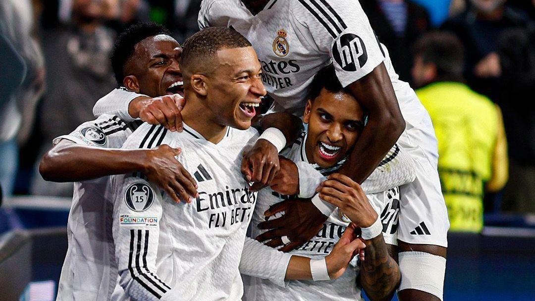 Mbappé, Vini Jr e Rodrygo comemorando gol sobre o Manchester City nos playoffs da Champions