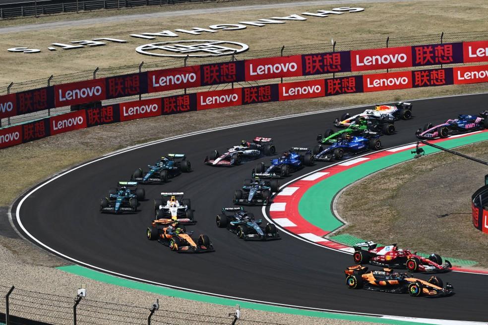Lando Norris se perde no pelotão intermediário após largada da corrida sprint do GP da China de F1, em 2025