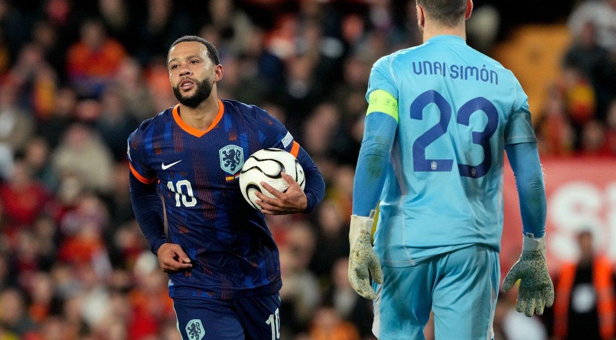 Memphis Depay celebra seu gol de pênalti contra a Espanha