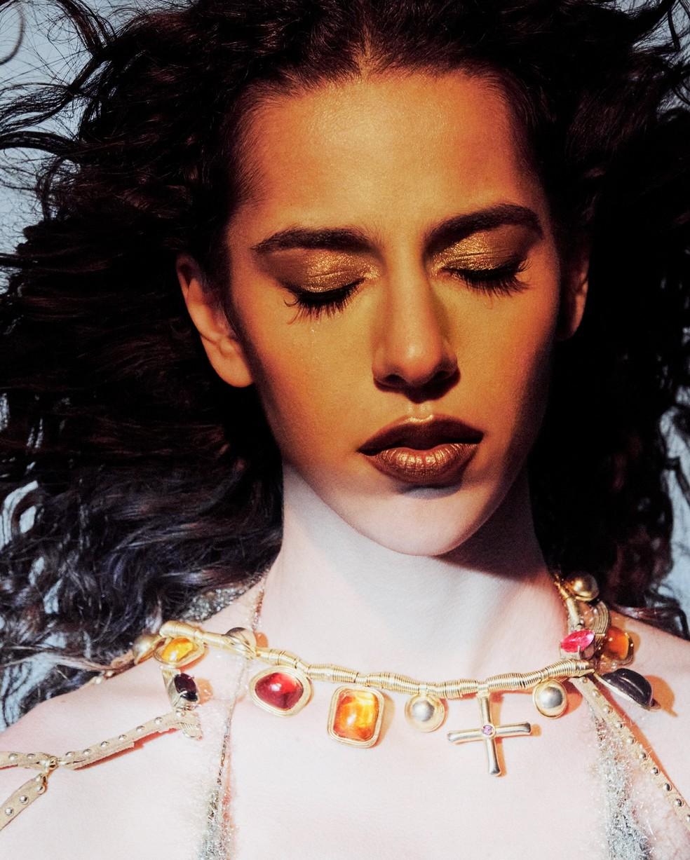 Marina Sena lança seu terceiro álbum de estúdio, Coisas Naturais.