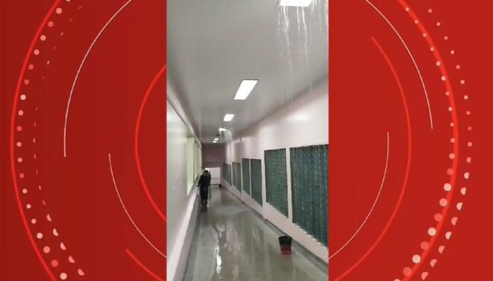Chuva invadiu corredor de Maternidade em Cruzeiro do Sul — Foto: Reprodução