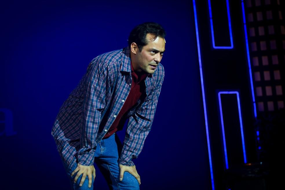 Cena emocionante do musical 'Uma Babá Quase Perfeita' — Foto: Andy Santana / Brazil News