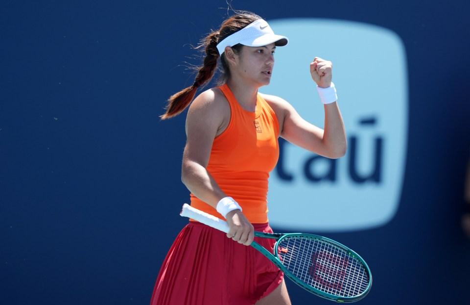 Emma Raducanu celebra vitória em uma partida de tênis.