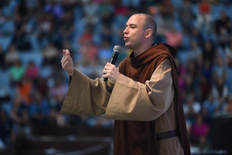 Frei Gilson: O fenômeno das lives religiosas que comove milhões de fiéis