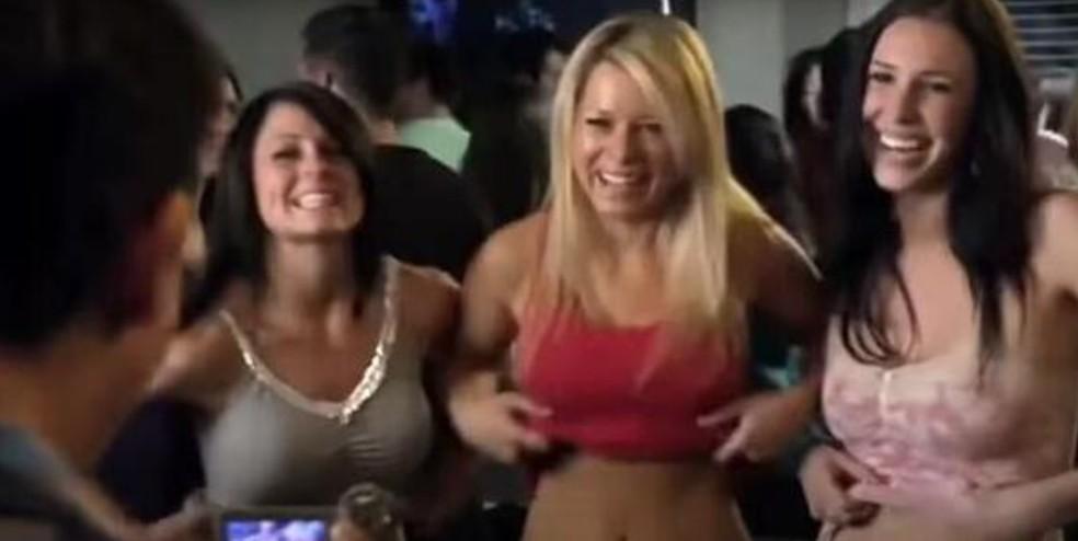 À direita, Jasmine Mooney em American Pie: O Livro do Amor (2009)