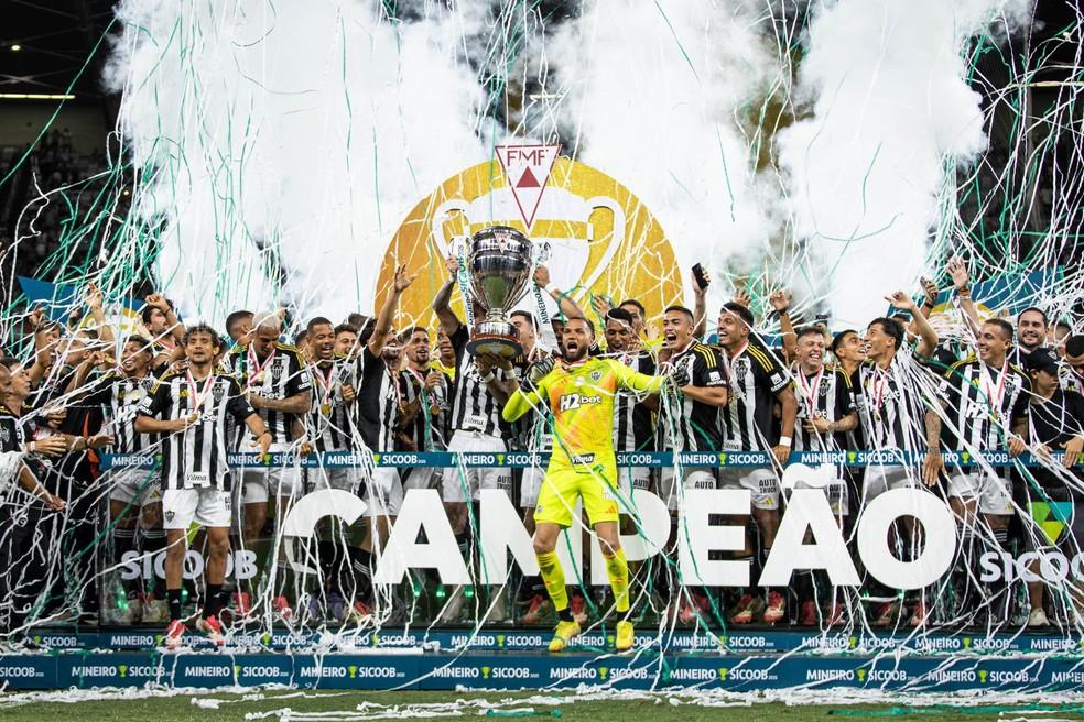 Atlético-MG levanta a taça de campeão mineiro de 2025