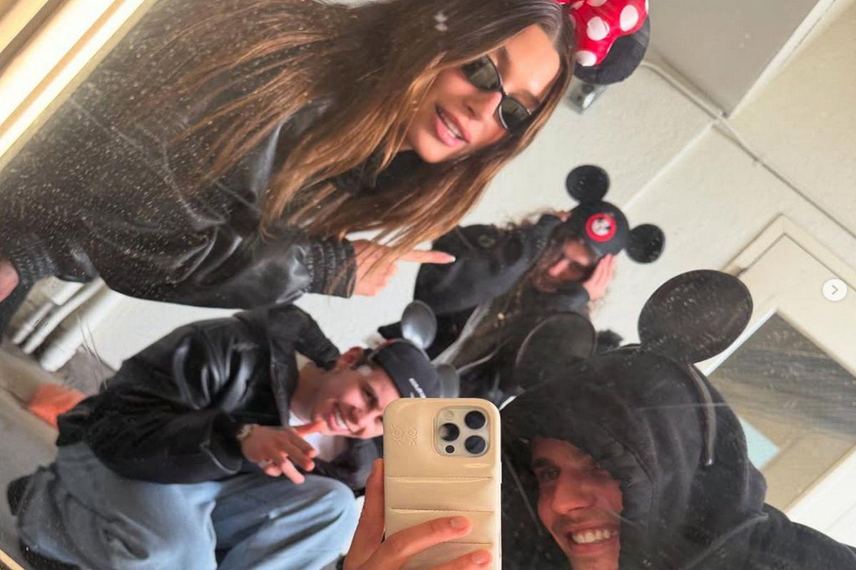 Hailey e Justin Bieber com amigos na Disney.